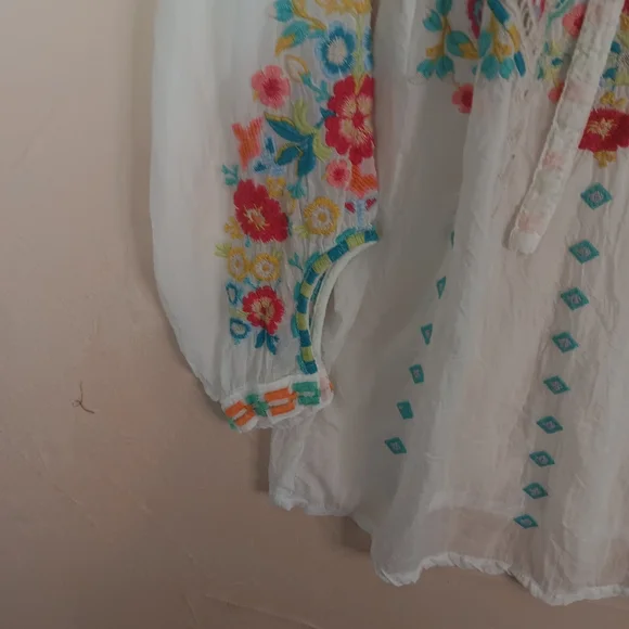 Johnny Was 🐞 White Asymmetrical Embellished Blouse